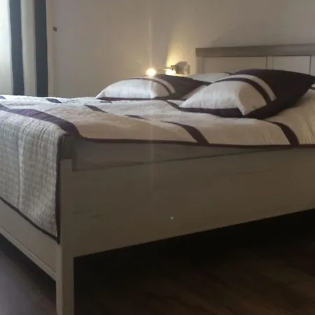 Gemuetliche 4-sterne-wohnung In By Interhome 公寓